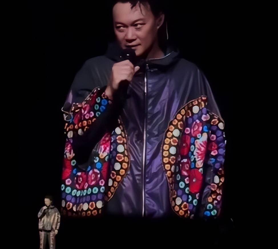 陈奕迅震撼现场陈奕迅震撼现场，歌声震撼心灵，情感无处不在