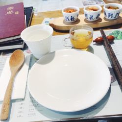 二手平台出售清华食堂餐具 标价88元二手平台出售清华食堂餐具，一场关于校园文化与价值的热议