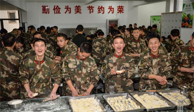 当兵吃饺子当兵吃饺子是指在部队里吃饺子的一种经历。在中国传统文化中，饺子是一种重要的食品，象征着团圆和幸福。因此，在部队里吃饺子可能是一种特殊的经历，代表着士兵们在军营里共同度过节日或特殊时刻的一种团结和温馨的氛围。