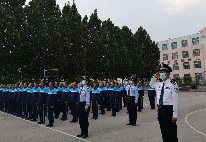 全校3个孩子1名老师升旗高唱国歌全校师生在升旗仪式上高唱国歌是一种非常庄严和爱国的表现。在这个过程中，一名老师和三名学生一起升旗，体现了师生之间的团结和和谐，也展示了学生们对祖国的热爱之情。