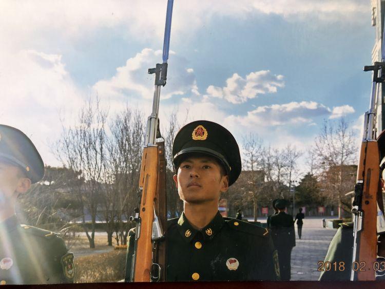 青岛一公司老板包场请员工看阅兵青岛一公司老板包场请员工看阅兵是一种非常慷慨和有意义的举动。这不仅体现了该老板对员工福利待遇的重视，也展现了其对国家荣誉的尊重和爱国情感的表达。