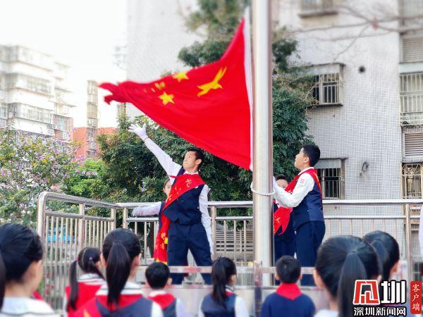 深圳一校长升旗仪式上连做71个俯卧撑深圳一校长升旗仪式上连做71个俯卧撑，热血展现引领力量