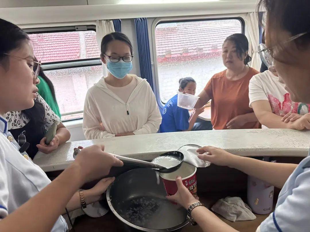火车上餐车卖泡面吗火车上餐车是否售卖泡面？全面解析您的疑惑