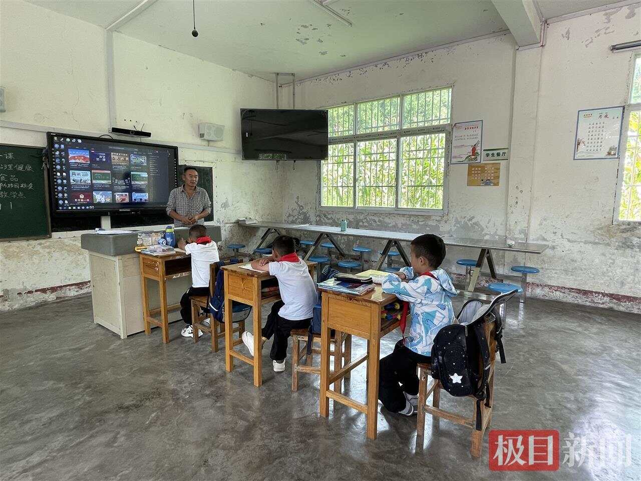全校3个孩子1名老师升旗高唱国歌全校升旗仪式，三名孩子与一位老师的国歌高唱时刻