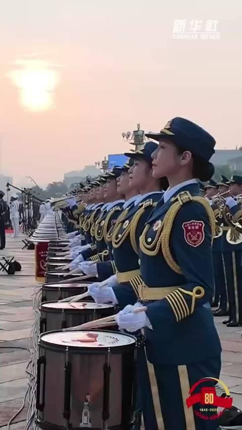 最大规模军乐团亮相关于最大规模军乐团的亮相，目前没有具体的新闻或事件可以提及。