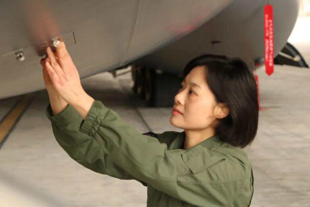 女机长驾驶运油-20A飞过天安门女机长驾驶运油-20A飞过天安门，飞翔的荣耀时刻