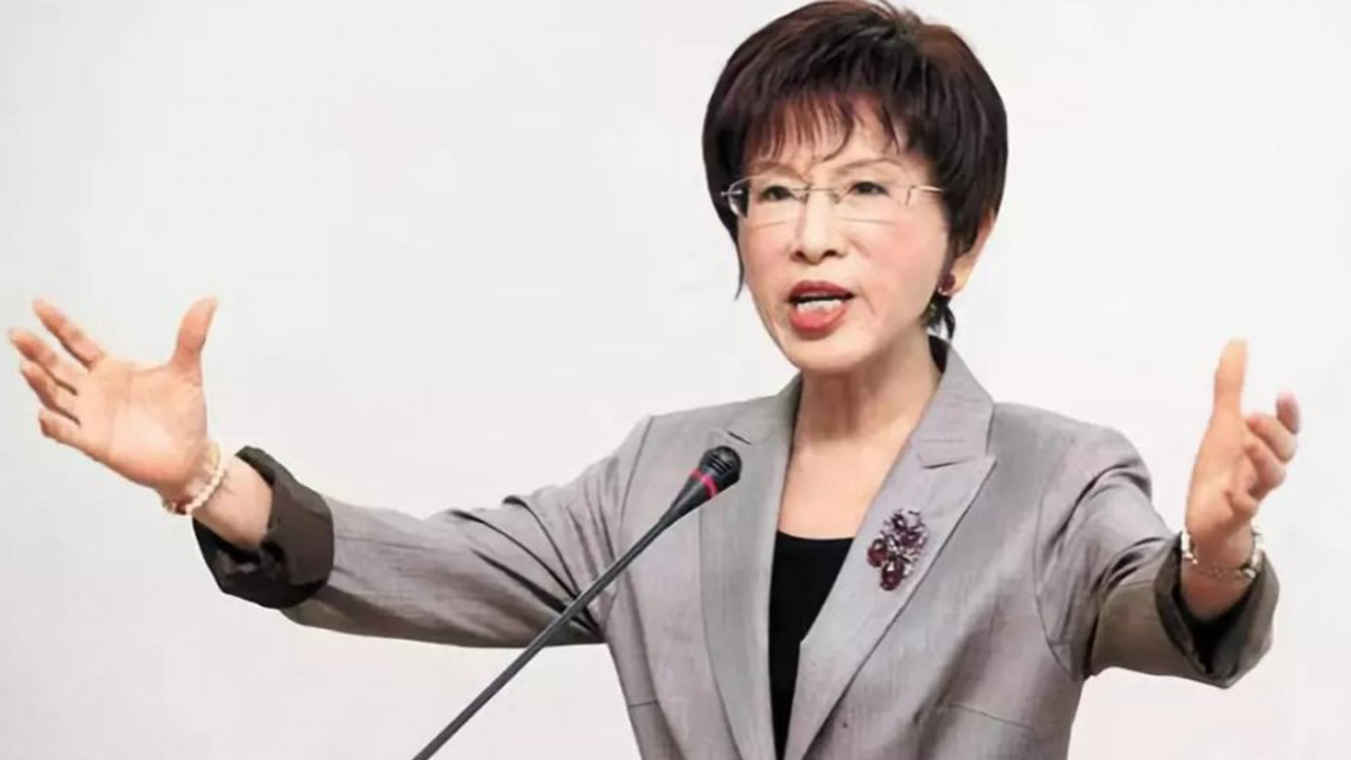 洪秀柱无所谓被批判洪秀柱是中国国民党前主席，她的言论和行为一直受到公众的关注。然而，每个人都有自己的观点和立场，我们应该尊重每个人的言论自由，而不是对其进行批判。