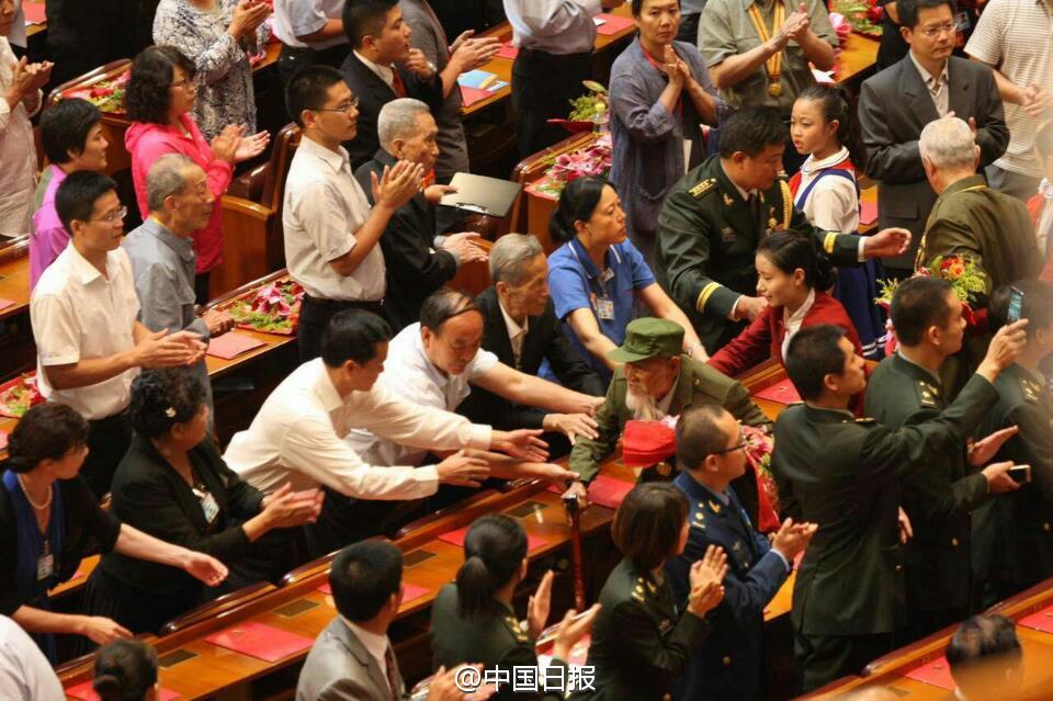 起立鼓掌敬抗战老兵致敬抗战老兵，起立鼓掌传递正能量