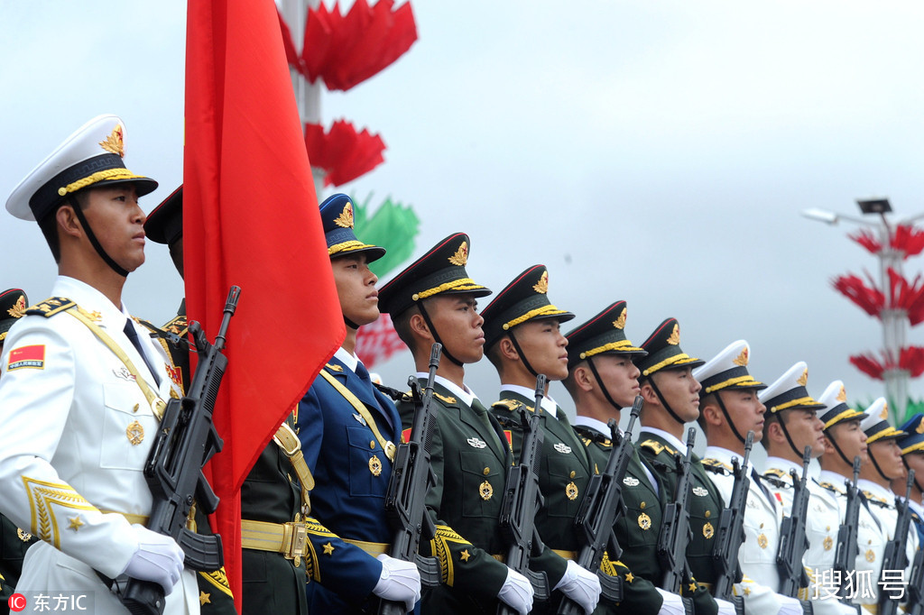 军属见证儿子亮相阅兵场军属见证儿子亮相阅兵场，荣耀时刻的感慨与骄傲