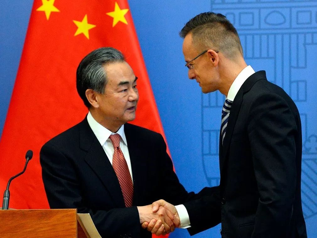 王毅会见匈牙利外长西雅尔多王毅会见匈牙利外长西雅尔多，深化两国友好合作