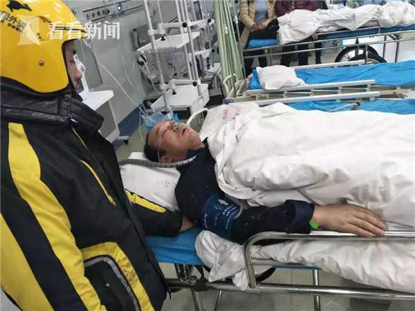 女子回应被困冷库外卖小哥闻声救出据报道，一名女子被困在一个冷库中，幸运的是，一名外卖小哥在听到她的呼救声后闻声赶来并成功将她救出。这一事件引起了广泛关注，女子回应被困冷库外卖小哥闻声救出的故事也展现了人与人之间的善良与勇敢。