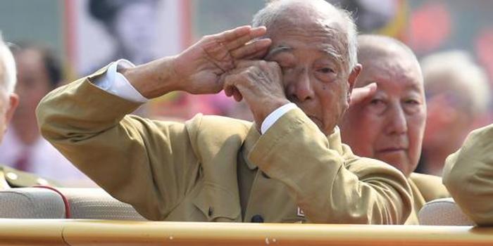 老兵看阅兵后离世老兵看阅兵后离世，一种深深的情感共鸣与无尽的缅怀