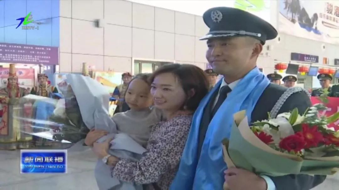 参加阅兵的战士脸上留下V字晒痕参加阅兵的战士脸上留下V字晒痕，是因为长时间佩戴防护装备和暴露在烈日下，导致面部皮肤受到压迫和摩擦，进而形成独特的晒痕。这些战士为了祖国的荣誉和使命，不畏艰辛，刻苦训练，展现了他们的坚韧和毅力。我们应该向他们致以崇高的敬意和感谢。