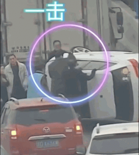 胳膊肘砸车窗玻璃使用胳膊肘砸车窗玻璃是一种紧急情况下可能采取的行动，例如在车辆发生事故或遭遇其他危险情况时，可能需要打破车窗以便逃生或寻求帮助。然而，这种行为应该在绝对必要的情况下才进行，并且需要注意以下几点