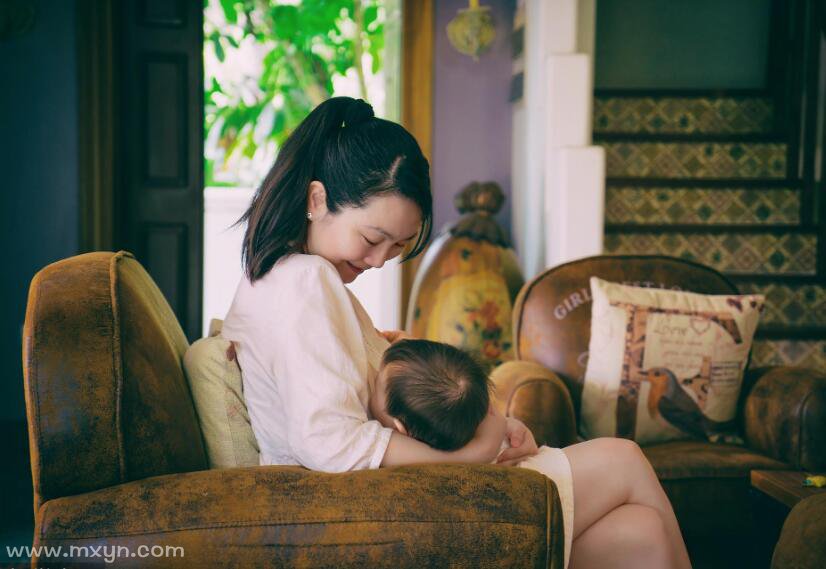 梦见抱别人的小孩暍自己奶梦境中的温情拥抱，梦见抱别人的小孩喝自己奶的深层解读