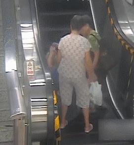 老人乘扶梯摔倒老人乘扶梯摔倒事件引发关注，提醒社会各界关注老年安全出行问题