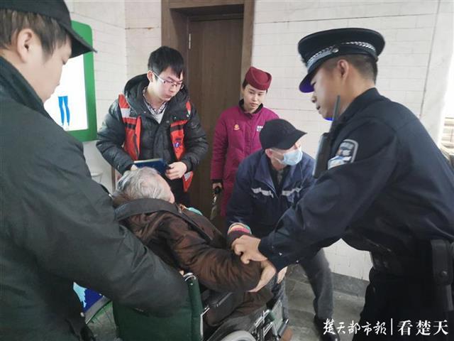 老人乘扶梯摔倒,路人一个动作帮其脱险据报道，一位老人在乘坐扶梯时摔倒了，这时一位热心的路人迅速且准确地采取了一个关键动作来帮助老人脱险。这个关键动作是