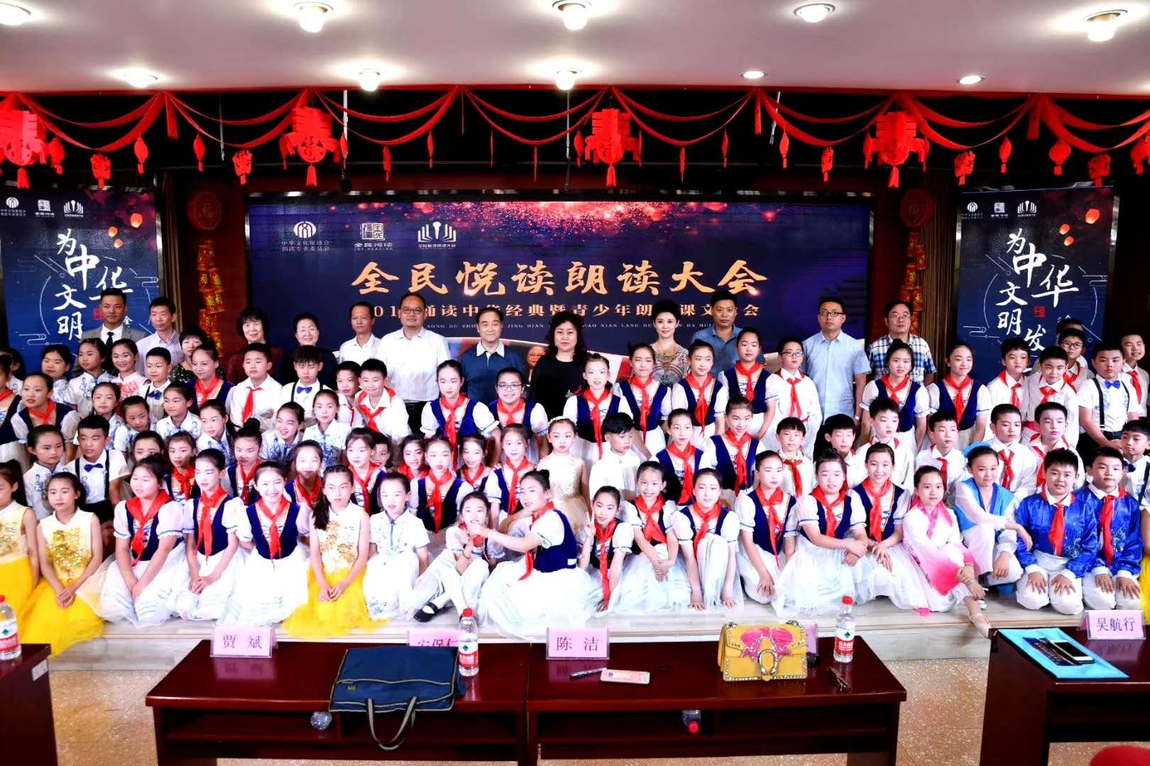 列车突然广播 全车人为他们鼓掌列车突然广播，全车人为之鼓掌