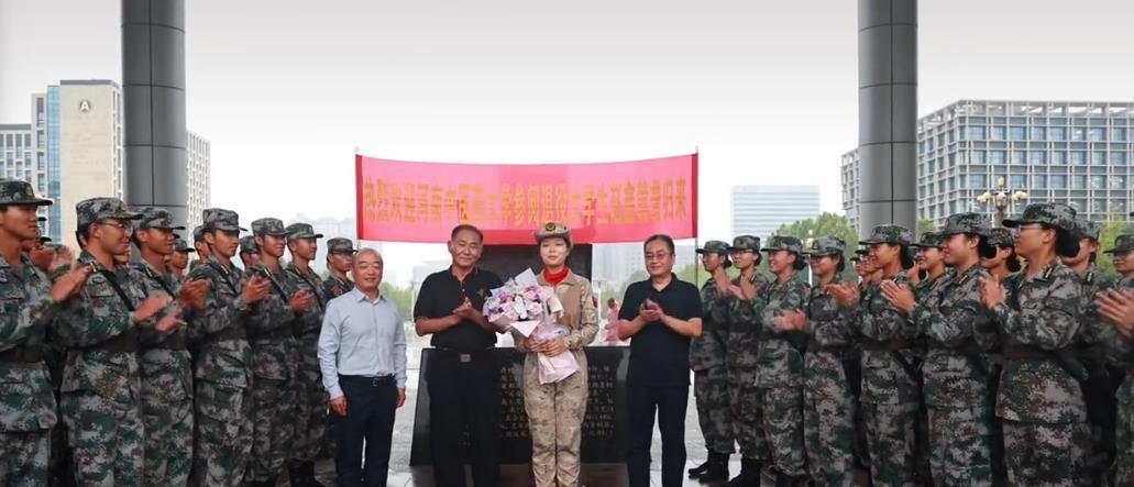 参加阅兵后光荣归校参加阅兵后光荣归校是一种令人振奋的经历。阅兵通常是一种展示国家和军队力量、荣誉和团结的盛大仪式，参与其中的人们会感受到强烈的荣誉感和自豪感。
