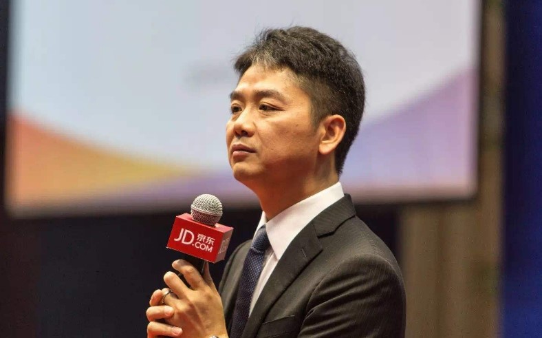 时隔近20年 刘强东再办\"用户见面会\"时隔近二十年，刘强东再度举办用户见面会，回顾与展望电商巨头的发展之路