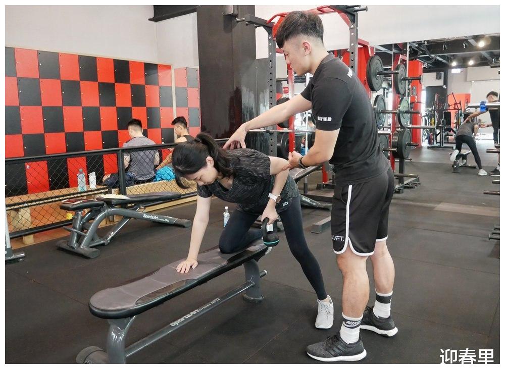 健身教练打学员健身教练打学员是不道德和不合适的行为。健身教练的职责是帮助学员达到健身目标，提供指导和支持，而不是伤害学员。打人行为不仅违反了职业道德，还可能构成违法行为。
