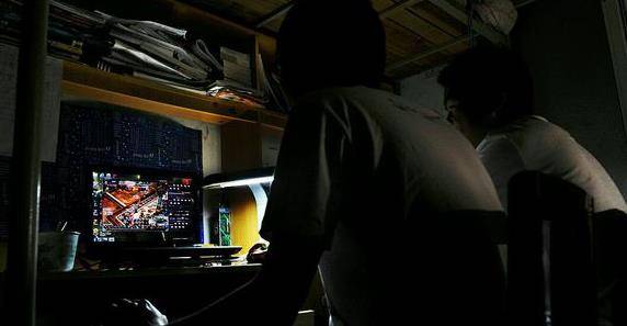 大学宿舍打游戏在大学宿舍里打游戏是一个常见的活动，但需要注意以下几点