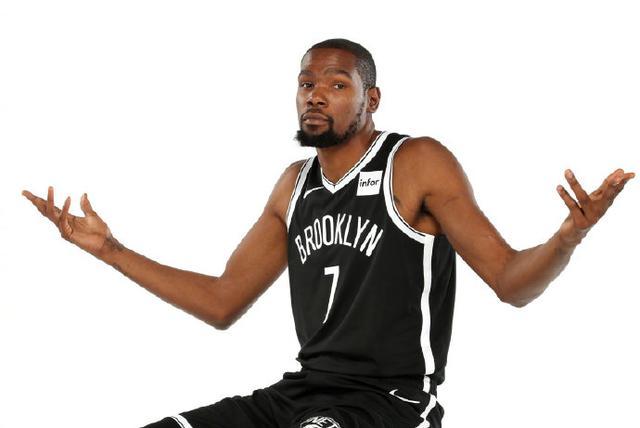 杜兰特悄悄为脑瘤女孩支付手术费杜兰特，作为一位知名的NBA球星，以其卓越的篮球技艺和正直的品格深受人们的喜爱。关于他悄悄为脑瘤女孩支付手术费的事迹，展现了他的善良和无私，这更是让人敬佩。