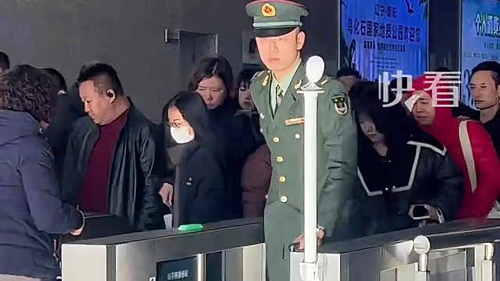 女儿车站接退伍爸爸第一眼没认出车站重逢，女儿第一眼未能认出退伍归来的爸爸