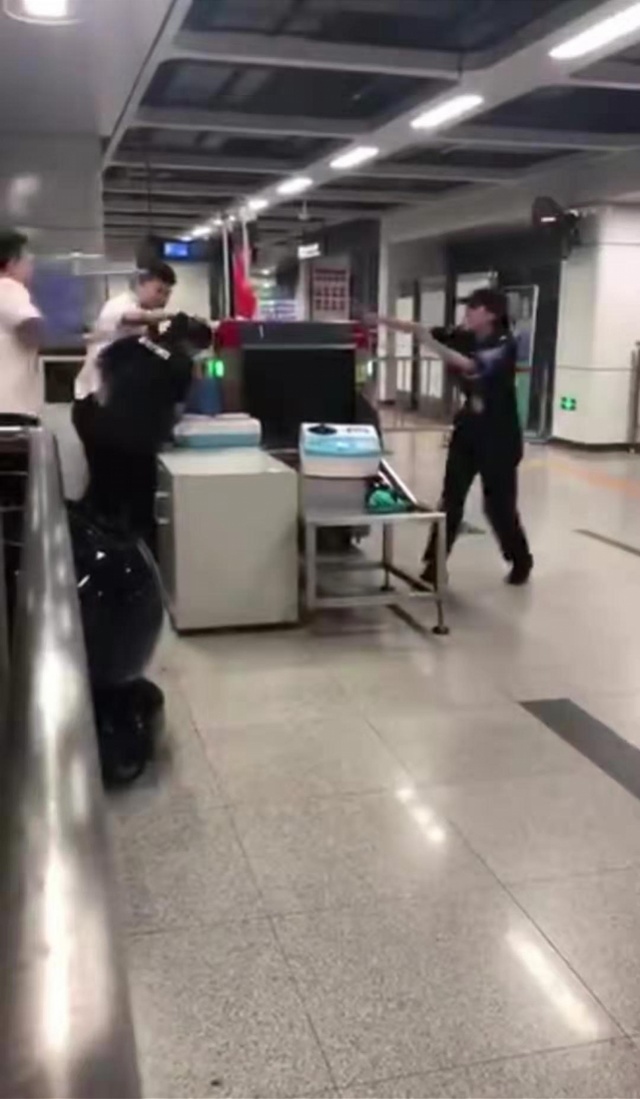 地铁安检员殴打乘客地铁安检员殴打乘客事件引发社会热议