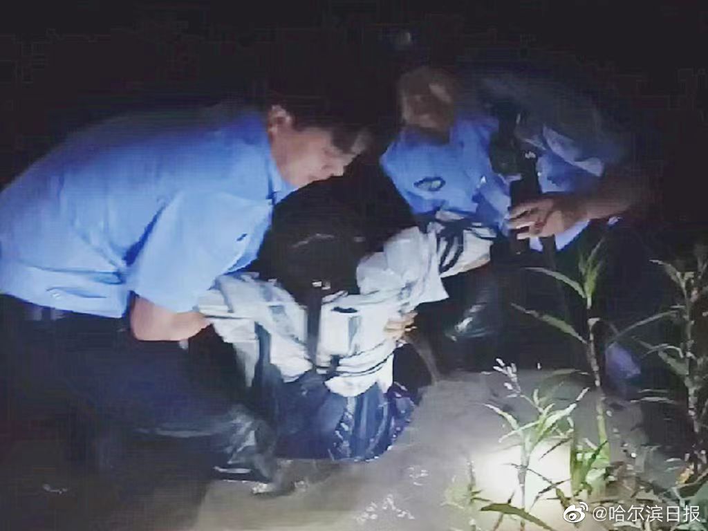 保安深夜救落水女生保安深夜英勇救落水女生，守护生命之光