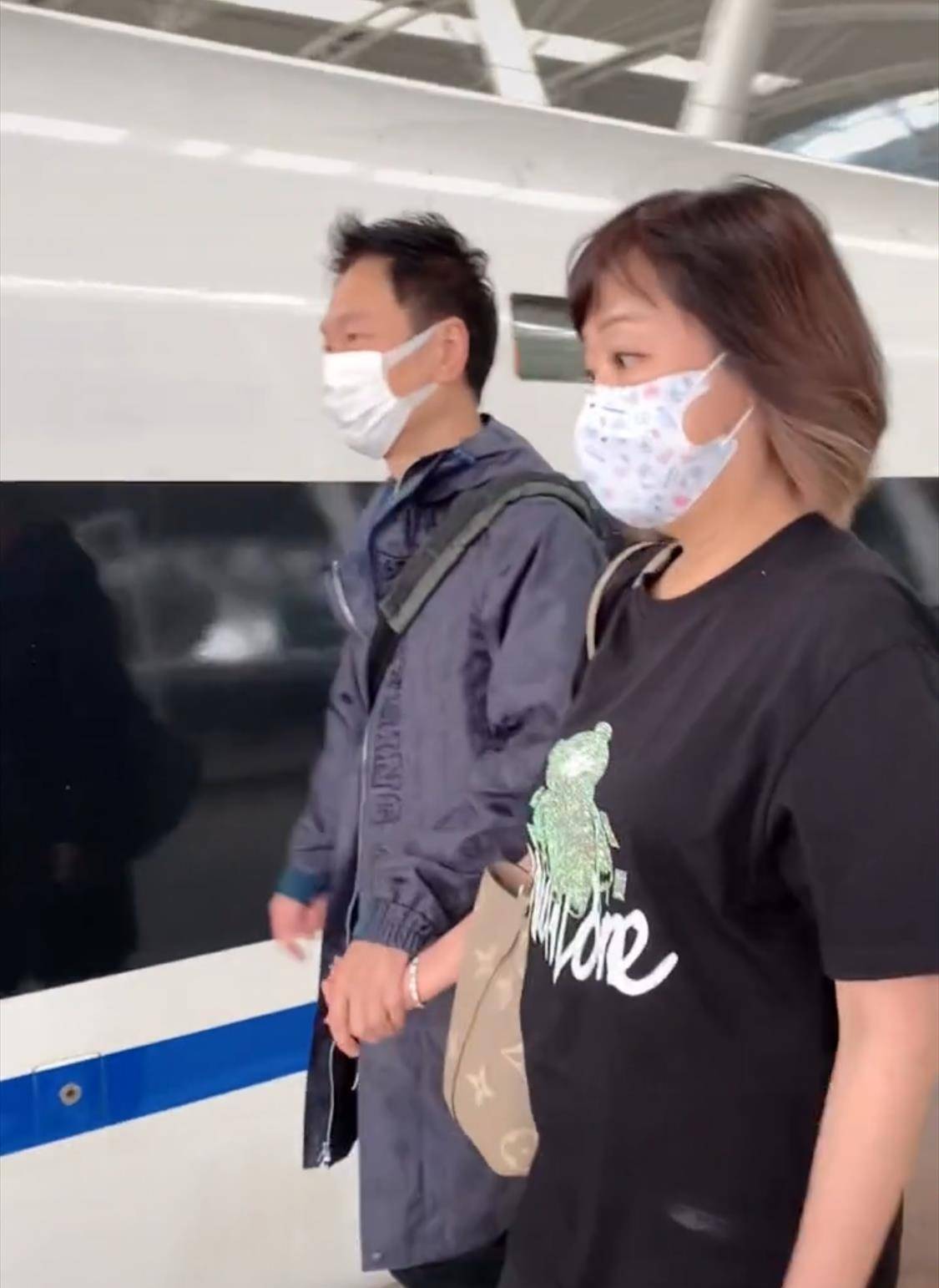 女子坐高铁行李被卡 张智霖出手相助有一则新闻是关于一位女子在坐高铁时行李被卡，演员张智霖出手相助的故事。